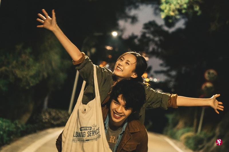 李鸿其(前)与李一桐主演的爱情电影《我在时间尽头等你》在中国成为票房黑马。(嘉华提供) 李鸿其(前)与李一桐主演的爱情电影《我在时间尽头等你》在中国成为票房黑马。(嘉华提供)