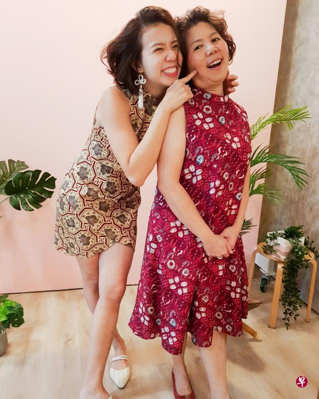 陈碧玲(右)在印尼看到一些设计亮眼的峇迪蜡染布料,萌生售卖峇迪蜡染服饰的念头,母女俩于是开始经营自己的服装品牌。(受访者提供) 陈碧玲(右)在印尼看到一些设计亮眼的峇迪蜡染布料,萌生售卖峇迪蜡染服饰的念头,母女俩于是开始经营自己的服装品牌。(受访者提供)