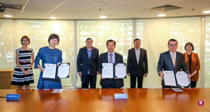 新加坡报业控股华文媒体集团昨天与全国商联总会以及新加坡邻里企业中心签署谅解备忘录，代表签署备忘录的是新加坡报业控股华文媒体集团社长李慧玲（左二）、全国商联总会会长杨向明（左四），以及新加坡邻里企业中心主席郭庭水（右二）。签字仪式由华文媒体集团营运总编辑罗文燕（左一）、全国商联总会会副会长洪鼎良（左三）、总务林海德（右三），以及秘书长执行董事周慧芬（右一）见证。（叶振忠摄）