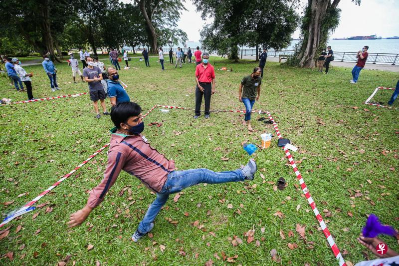 客工分组活动,每个格子内限四名客工和一名义工一起玩游戏踢毽子。(梁伟康摄) 客工分组活动,每个格子内限四名客工和一名义工一起玩游戏踢毽子。(梁伟康摄)