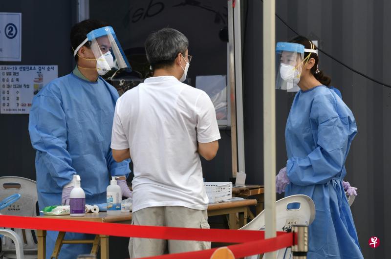 韩国防疫当局正着手对这家位于忠清南道青阳郡的泡菜工厂20名确诊者的家属等接触者进行检测,掌握移动路线等,以进行流行病学调查。(法新社) 韩国防疫当局正着手对这家位于忠清南道青阳郡的泡菜工厂20名确诊者的家属等接触者进行检测,掌握移动路线等,以进行流行病学调查。(法新社)