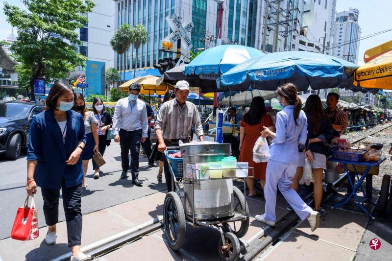 泰国新增的本土病例意味着,当地社区传播可能已在不被察觉的情况下进行了一段时间,引发人们对另一波疫情暴发的担忧。(法新社) 泰国新增的本土病例意味着,当地社区传播可能已在不被察觉的情况下进行了一段时间,引发人们对另一波疫情暴发的担忧。(法新社)