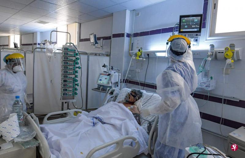 重症冠病患者如果连续7天接受固定剂量的氢化可的松治疗,与不使用这种药物的病患相比,收到很好疗效的概率为93%,存活率不但更高,且需要器官支持治疗的概率也更低。(法新社) 重症冠病患者如果连续7天接受固定剂量的氢化可的松治疗,与不使用这种药物的病患相比,收到很好疗效的概率为93%,存活率不但更高,且需要器官支持治疗的概率也更低。(法新社)