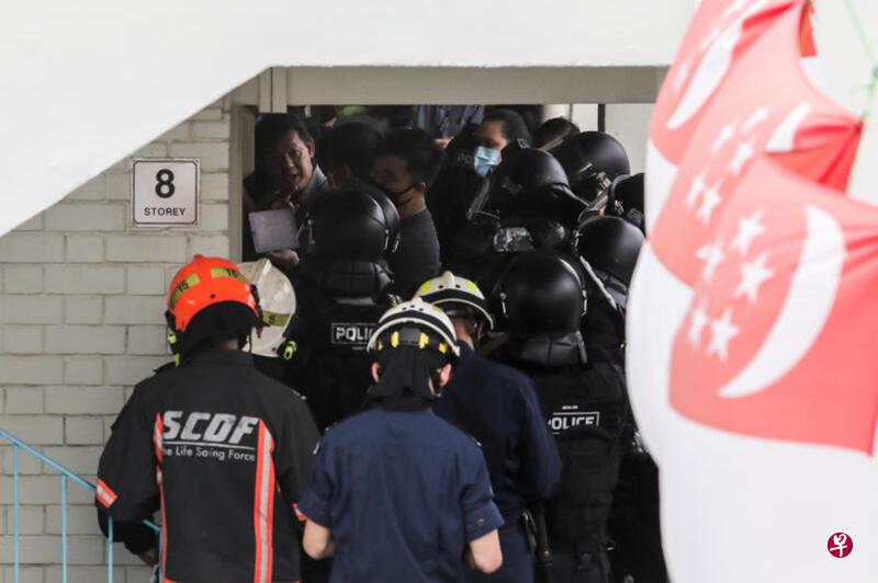 警方镇暴队部署位置,在屋外待命,准备破门而入。(陈斌勤摄) 警方镇暴队部署位置,在屋外待命,准备破门而入。(陈斌勤摄)