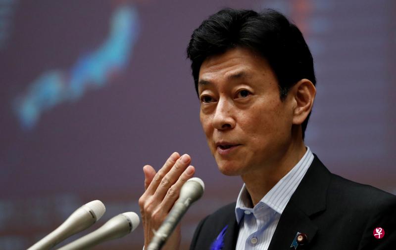 日本政府周五(4日)说,政府将会承担为民众提供2019冠状病毒疾病(COVID-19)疫苗的费用。图为经济重生部长西村康稔。(路透社)
日本政府周五(4日)说,政府将会承担为民众提供2019冠状病毒疾病(COVID-19)疫苗的费用。图为经济重生部长西村康稔。(路透社)