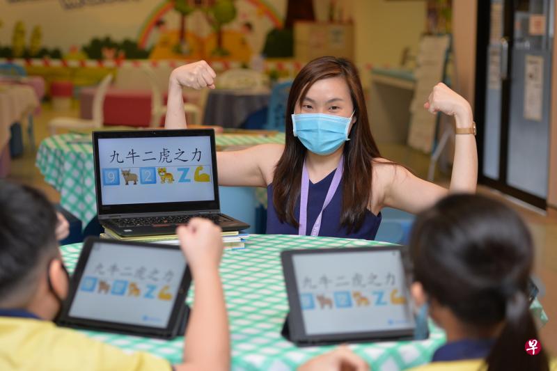 格致小学华文教师叶芷君善用数码软件辅助教学,是今年的杰出青年教师奖得主之一。(潘丰源摄) 格致小学华文教师叶芷君善用数码软件辅助教学,是今年的杰出青年教师奖得主之一。(潘丰源摄)