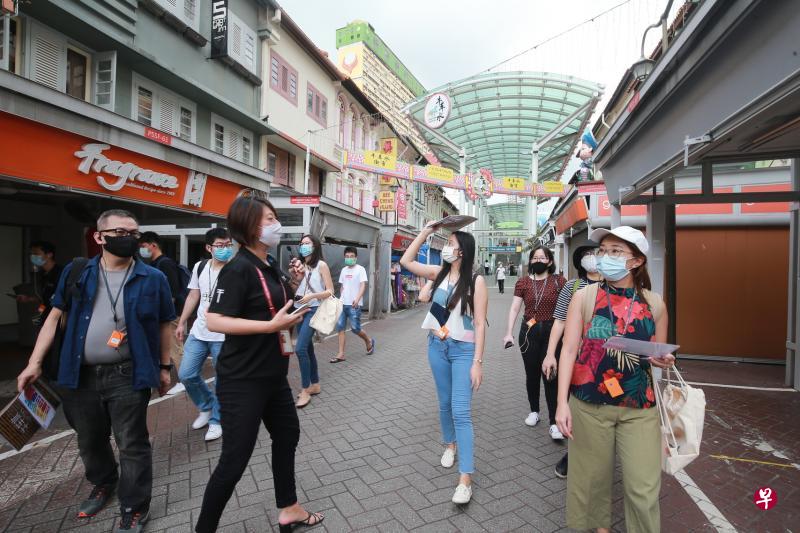 本地旅行社与户外寻宝解密游戏公司合作开发主题新颖的导览团,希望能带领本地旅客重新探索不一样的新加坡。(唐家鸿摄) 本地旅行社与户外寻宝解密游戏公司合作开发主题新颖的导览团,希望能带领本地旅客重新探索不一样的新加坡。(唐家鸿摄)