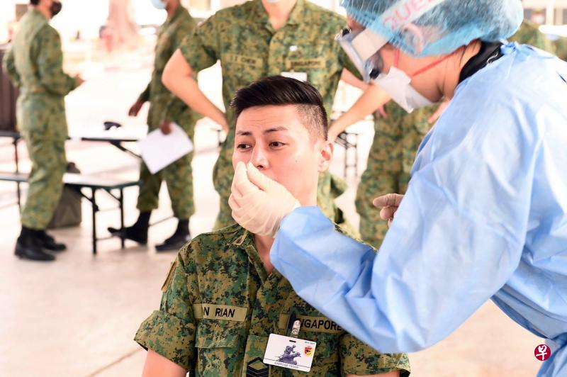 武装部队已制定严格的安全管理措施和卫生程序,参加训练的战备军人都须接受冠病拭子检测,以预防病毒传播。(取自国防部面簿) 武装部队已制定严格的安全管理措施和卫生程序,参加训练的战备军人都须接受冠病拭子检测,以预防病毒传播。(取自国防部面簿)