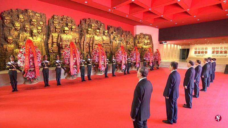 在北京的中国人民抗日战争纪念馆昨天举行仪式,纪念二战抗日战争胜利75周年。中共总书记、中国国家主席习近平等七名中央政治局常委与国家副主席王岐山一同出席仪式,向抗战烈士敬献花篮。(互联网) 在北京的中国人民抗日战争纪念馆昨天举行仪式,纪念二战抗日战争胜利75周年。中共总书记、中国国家主席习近平等七名中央政治局常委与国家副主席王岐山一同出席仪式,向抗战烈士敬献花篮。(互联网)