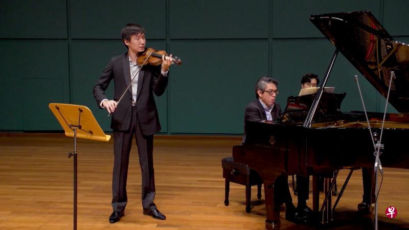 骆竣宏(左)与钢琴家张小惠(Albert Tiu)演奏贝多芬第五小提琴奏鸣曲。(骆竣宏提供) 骆竣宏(左)与钢琴家张小惠(Albert Tiu)演奏贝多芬第五小提琴奏鸣曲。(骆竣宏提供)