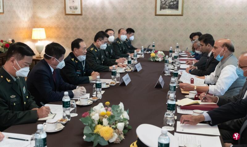 中国国防部长魏凤和(左三)与印度国防部长拉杰纳特·辛格4日在莫斯科参加上合组织防长联合会议期间举行了会晤。(中新社) 中国国防部长魏凤和(左三)与印度国防部长拉杰纳特·辛格4日在莫斯科参加上合组织防长联合会议期间举行了会晤。(中新社)