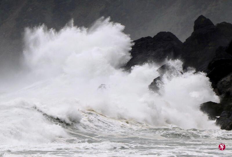 日本气象厅警告,台风“海神”必将给日本带来前所未有的狂风暴雨及巨浪等灾害。(路透社) 日本气象厅警告,台风“海神”必将给日本带来前所未有的狂风暴雨及巨浪等灾害。(路透社)