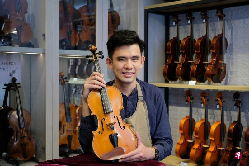 这把小提琴是王韶军在美国学制琴时的毕业作品,对他来说具有非凡的情感价值。 这把小提琴是王韶军在美国学制琴时的毕业作品,对他来说具有非凡的情感价值。