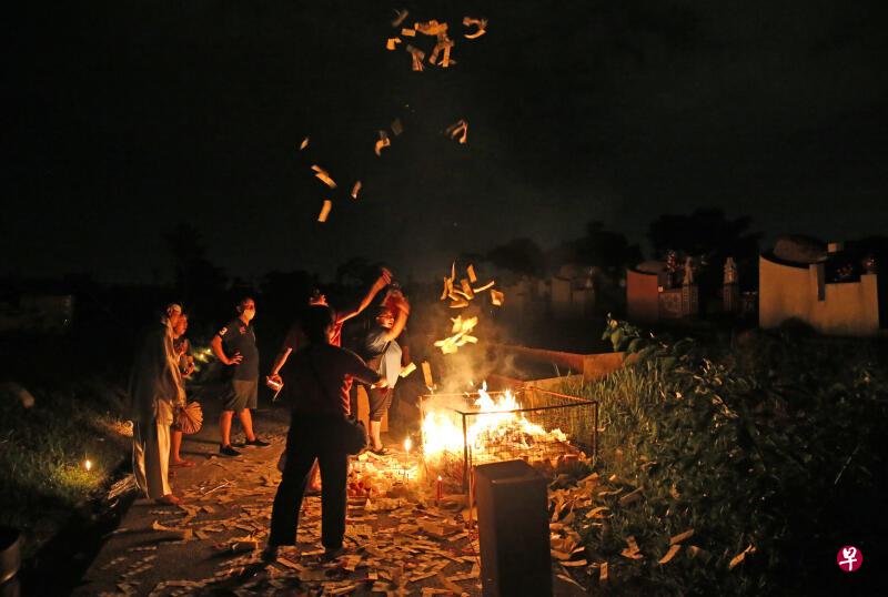 农历七月,一般人在晚上祭拜时会摆水果等祭品。(档案照) 农历七月,一般人在晚上祭拜时会摆水果等祭品。(档案照)