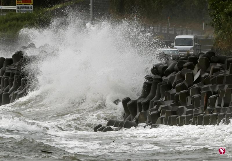 台风“海神”袭击日本南部,鹿儿岛县海岸波涛汹涌。(路透社) 台风“海神”袭击日本南部,鹿儿岛县海岸波涛汹涌。(路透社)