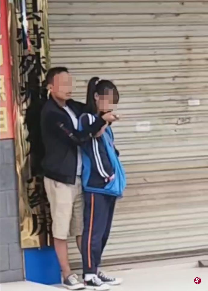 湖南张家界桑植一男子在学校附近持刀行凶致伤四学生,已被当场控制(互联网) 湖南张家界桑植一男子在学校附近持刀行凶致伤四学生,已被当场控制(互联网)
