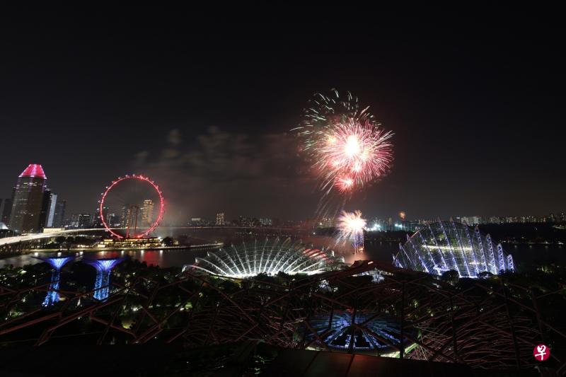 今年国庆,滨海堤坝上空燃放了璀璨的烟火。(陈斌勤摄) 今年国庆,滨海堤坝上空燃放了璀璨的烟火。(陈斌勤摄)