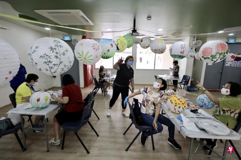 恩群社区服务响应滨海湾花园号召,举办中秋节灯笼彩绘活动,召集年长者参与。(陈斌勤摄) 恩群社区服务响应滨海湾花园号召,举办中秋节灯笼彩绘活动,召集年长者参与。(陈斌勤摄)