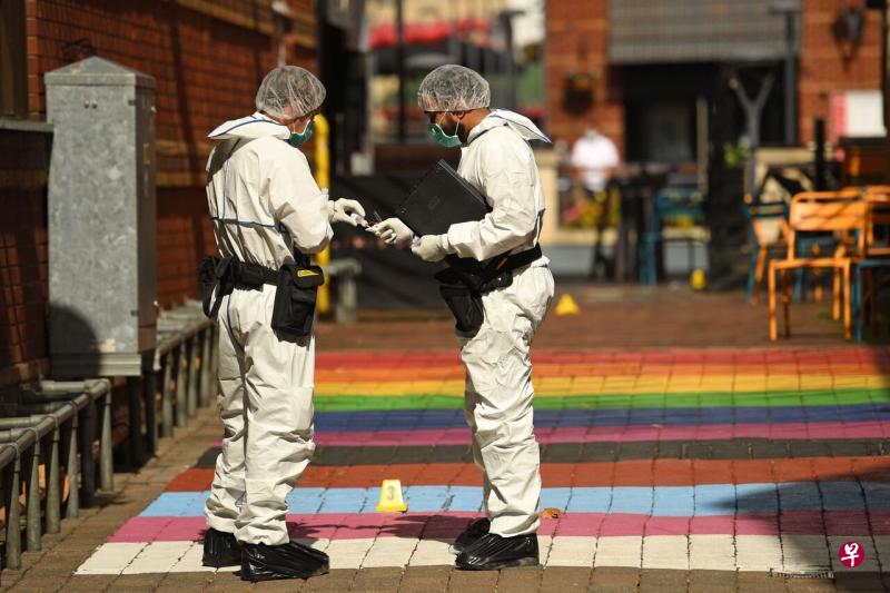 英国调查人员的刀袭案的四个事发现场采集证据。(法新社) 英国调查人员的刀袭案的四个事发现场采集证据。(法新社)
