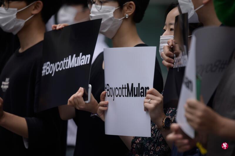 为声援香港7月1日的民主抗议活动,韩国市民举办了一场抵制《花木兰》的抗议活动。图为市民举着“抵制花木兰”(Boycott Mulan)的标语。(法新社) 为声援香港7月1日的民主抗议活动,韩国市民举办了一场抵制《花木兰》的抗议活动。图为市民举着“抵制花木兰”(Boycott Mulan)的标语。(法新社)