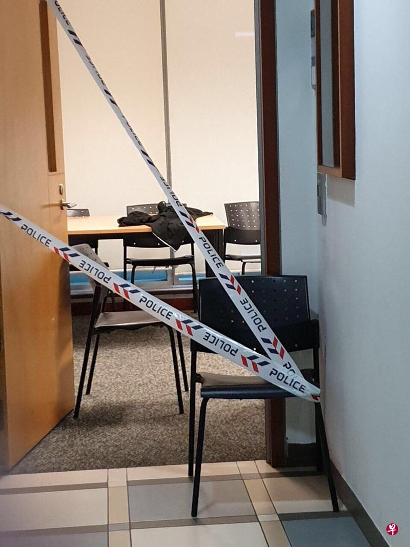 事发后门外拉起了警方的封条,室内桌上留下了一件黑色的外套。(档案照) 事发后门外拉起了警方的封条,室内桌上留下了一件黑色的外套。(档案照)