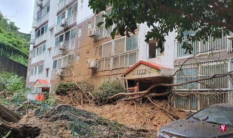 台风引发山体滑坡,韩国尚南道巨济市一栋大楼的低楼层被泥土和倒下的树木堵住出口。(法新社) 台风引发山体滑坡,韩国尚南道巨济市一栋大楼的低楼层被泥土和倒下的树木堵住出口。(法新社)