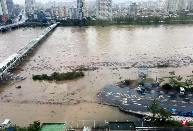 强台风“海神”带来惊人雨量,韩国蔚山太和江边一条道路淹没在河水中。(法新社) 强台风“海神”带来惊人雨量,韩国蔚山太和江边一条道路淹没在河水中。(法新社)