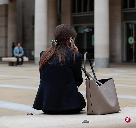低头看手机或上网工作,都会犯低头族症状,所以日常活动不能忽略人体工学。(互联网) 低头看手机或上网工作,都会犯低头族症状,所以日常活动不能忽略人体工学。(互联网)