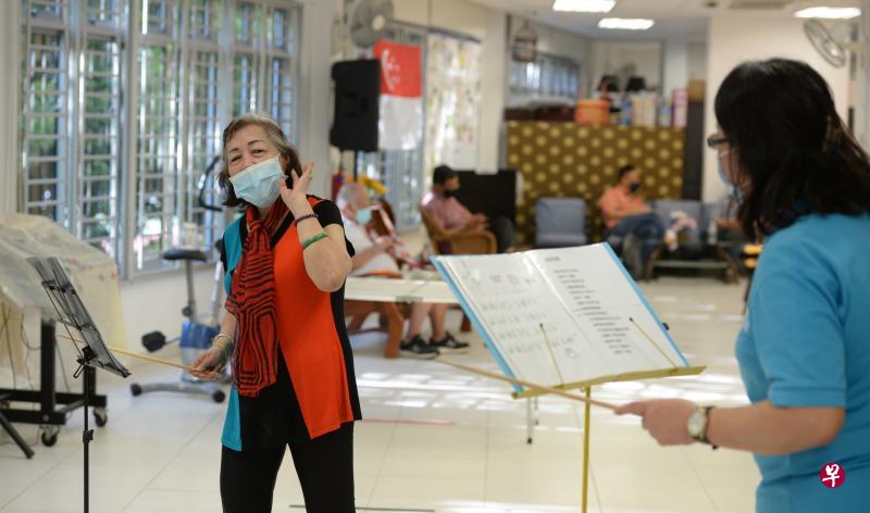 兀兰1道的圣公会乐龄中心主管刘慧瑾(右),跟爱唱歌的陈珠英一起打拍子,其乐融融。刘慧瑾一人打理乐龄活动中心,明年起扩大服务范围后,中心将获得更多人力物力的支援。(潘丰源摄) 兀兰1道的圣公会乐龄中心主管刘慧瑾(右),跟爱唱歌的陈珠英一起打拍子,其乐融融。刘慧瑾一人打理乐龄活动中心,明年起扩大服务范围后,中心将获得更多人力物力的支援。(潘丰源摄)