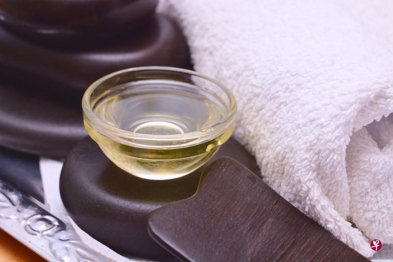 刮痧是指用水牛角等钝缘光滑的硬物器具,沾润滑油、活血剂等介质,反复刮拭局部皮肤。 刮痧是指用水牛角等钝缘光滑的硬物器具,沾润滑油、活血剂等介质,反复刮拭局部皮肤。