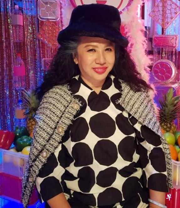 歌台一姐刘玲玲曾被业界批“钱脸”。 歌台一姐刘玲玲曾被业界批“钱脸”。