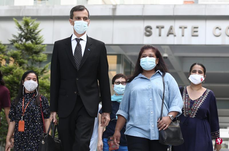 代表律师阿尼尔(左)向法官申请,让控方把控状中的物品还给莉雅妮(前右)。两人昨天在莉雅妮的第五项控状撤销后,步出国家法院。(陈渊庄摄) 代表律师阿尼尔(左)向法官申请,让控方把控状中的物品还给莉雅妮(前右)。两人昨天在莉雅妮的第五项控状撤销后,步出国家法院。(陈渊庄摄)