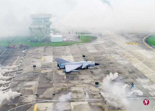 影片显示,官兵搭建一架战斗机作假目标,并分別在假飞机和塔台周围布置50个发烟罐,释放烟雾干扰敌机侦察。(央视军事微博视频截图) 影片显示,官兵搭建一架战斗机作假目标,并分別在假飞机和塔台周围布置50个发烟罐,释放烟雾干扰敌机侦察。(央视军事微博视频截图) 