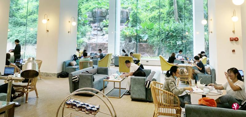 富丽华河畔酒店的休闲厅开放酒店办公,记者平日走访时发现所有桌子都坐满。(陈玉能摄) 富丽华河畔酒店的休闲厅开放酒店办公,记者平日走访时发现所有桌子都坐满。(陈玉能摄)