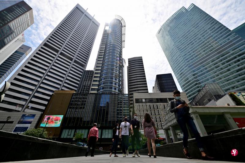 随着我国逐步恢复经济活动,人力部将允许更多人回到工作场所上班,并正与劳资政合作伙伴研究下一阶段的工作场所安全管理措施。(档案照) 随着我国逐步恢复经济活动,人力部将允许更多人回到工作场所上班,并正与劳资政合作伙伴研究下一阶段的工作场所安全管理措施。(档案照)