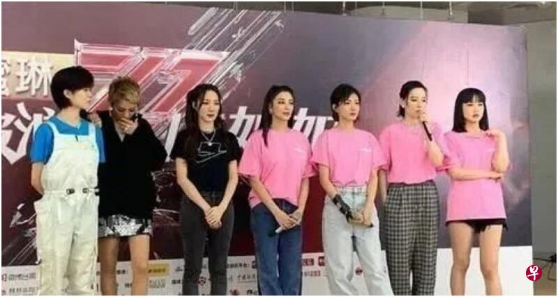 李斯丹妮组的四人被指穿起了决赛夜粉红色的团服搞小团体,把原属宁静组的三人排除在外。(互联网) 李斯丹妮组的四人被指穿起了决赛夜粉红色的团服搞小团体,把原属宁静组的三人排除在外。(互联网)