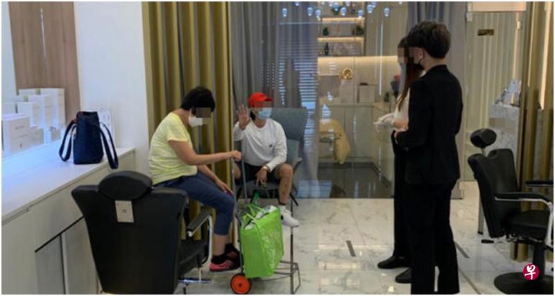 林先生带着母亲回到店里和推销员理论,要求退款。(受访者提供) 林先生带着母亲回到店里和推销员理论,要求退款。(受访者提供)