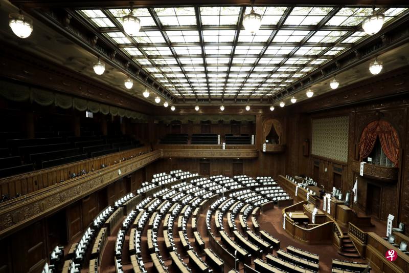 日本内阁官房长官菅义伟星期四正式向国会传达本月16日召开临时国会,并于当天下午任命新任首相的决定。(彭博社) 日本内阁官房长官菅义伟星期四正式向国会传达本月16日召开临时国会,并于当天下午任命新任首相的决定。(彭博社)