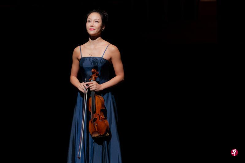 新加坡交响乐团小提琴演奏家张巳璟认为音乐比语言更能传递感情,打动人心。(新加坡交响乐团提供) 新加坡交响乐团小提琴演奏家张巳璟认为音乐比语言更能传递感情,打动人心。(新加坡交响乐团提供)