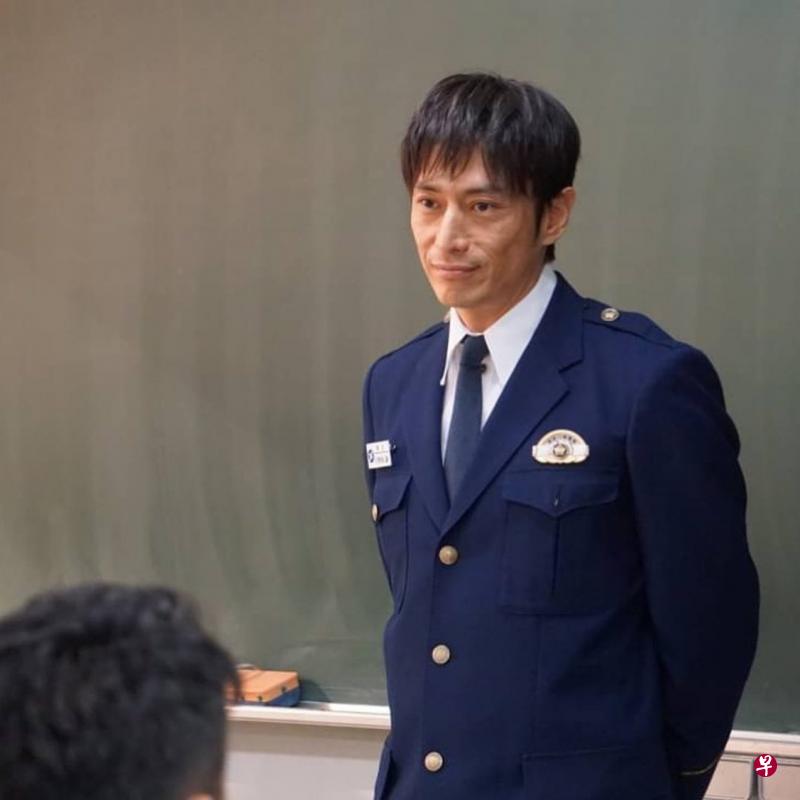 伊势谷友介在《未满警察》饰演警察学校的教官。（互联网）