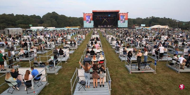 号称全球首个“保持社交距离”演唱会在英国举行。(互联网) 号称全球首个“保持社交距离”演唱会在英国举行。(互联网)