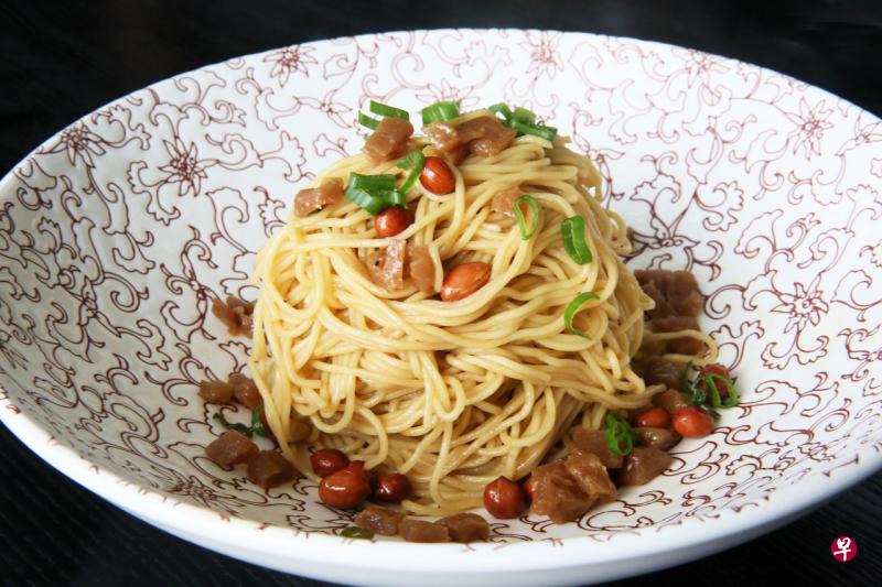 习近平在其中一段感谢武汉人民与医疗人员的谈话中,以武汉著名小吃热干面代称武汉人民。(档案照) 习近平在其中一段感谢武汉人民与医疗人员的谈话中,以武汉著名小吃热干面代称武汉人民。(档案照)