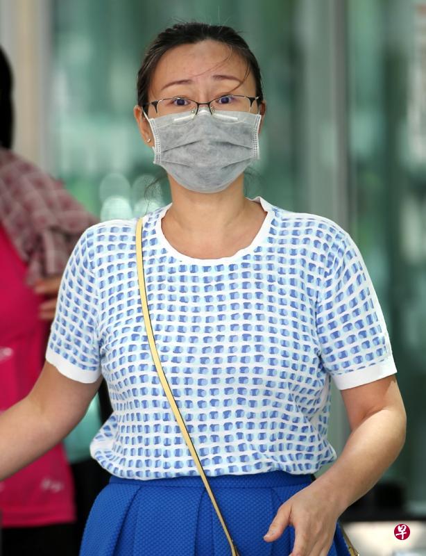 被告孙姿燕没戴口罩带儿子到乌节路逛街,还朝劝阻她的女保安打喷嚏,昨天被判刑。(档案照片) 被告孙姿燕没戴口罩带儿子到乌节路逛街,还朝劝阻她的女保安打喷嚏,昨天被判刑。(档案照片)