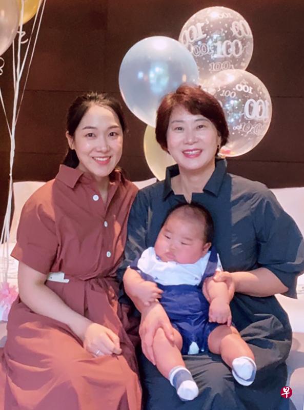居住在新西兰的韩国人李善心(右)飞来新加坡与女儿一家庆祝宝宝百日生日会。(受访者提供) 居住在新西兰的韩国人李善心(右)飞来新加坡与女儿一家庆祝宝宝百日生日会。(受访者提供)