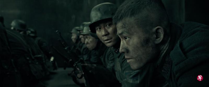 李晨(右二)拍摄《八佰》前,曾接受七个月的魔鬼军训。 李晨(右二)拍摄《八佰》前,曾接受七个月的魔鬼军训。