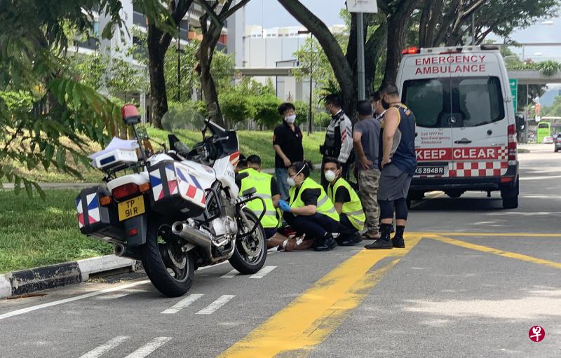 轿车与电单车相撞,多名医护人员在路旁协助伤者。(档案照) 轿车与电单车相撞,多名医护人员在路旁协助伤者。(档案照)