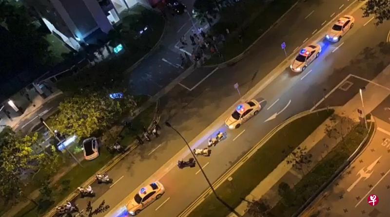 警方事后大阵仗到场调查,现场可见至少四辆警车和六辆交警电单车。(取自面簿) 警方事后大阵仗到场调查,现场可见至少四辆警车和六辆交警电单车。(取自面簿)