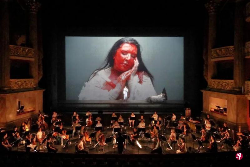 行为艺术家玛丽娜·阿布拉莫维奇在德国巴伐利亚国家歌剧院出演歌剧《玛利亚·卡拉斯的七次死亡》。(互联网) 行为艺术家玛丽娜·阿布拉莫维奇在德国巴伐利亚国家歌剧院出演歌剧《玛利亚·卡拉斯的七次死亡》。(互联网)