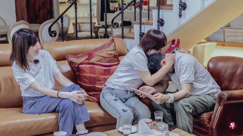 陈若仪(左)看着林志颖和母亲聊往事聊到感慨相拥。(互联网) 陈若仪(左)看着林志颖和母亲聊往事聊到感慨相拥。(互联网)