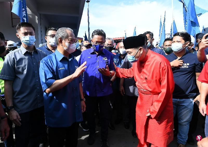 哈芝芝(红衣)向慕尤丁(左二)问好。(马新社) 哈芝芝(红衣)向慕尤丁(左二)问好。(马新社)